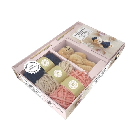 Mon petit nounours à habiller. Coffret avec 1 nounours à habiller, 3 pelotes, une aiguille et un crochet