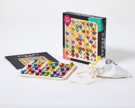 Coffret Sudoku Master. Avec un livre de plus de 250 grilles. Avec un plateau en bois, 81 jetons de couleurs numérotés de 1 à 9, un pochon pour ranger les jetons, 1 livre de plus de 250 sudokus