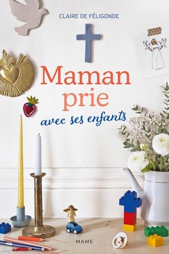 Maman prie avec ses enfants